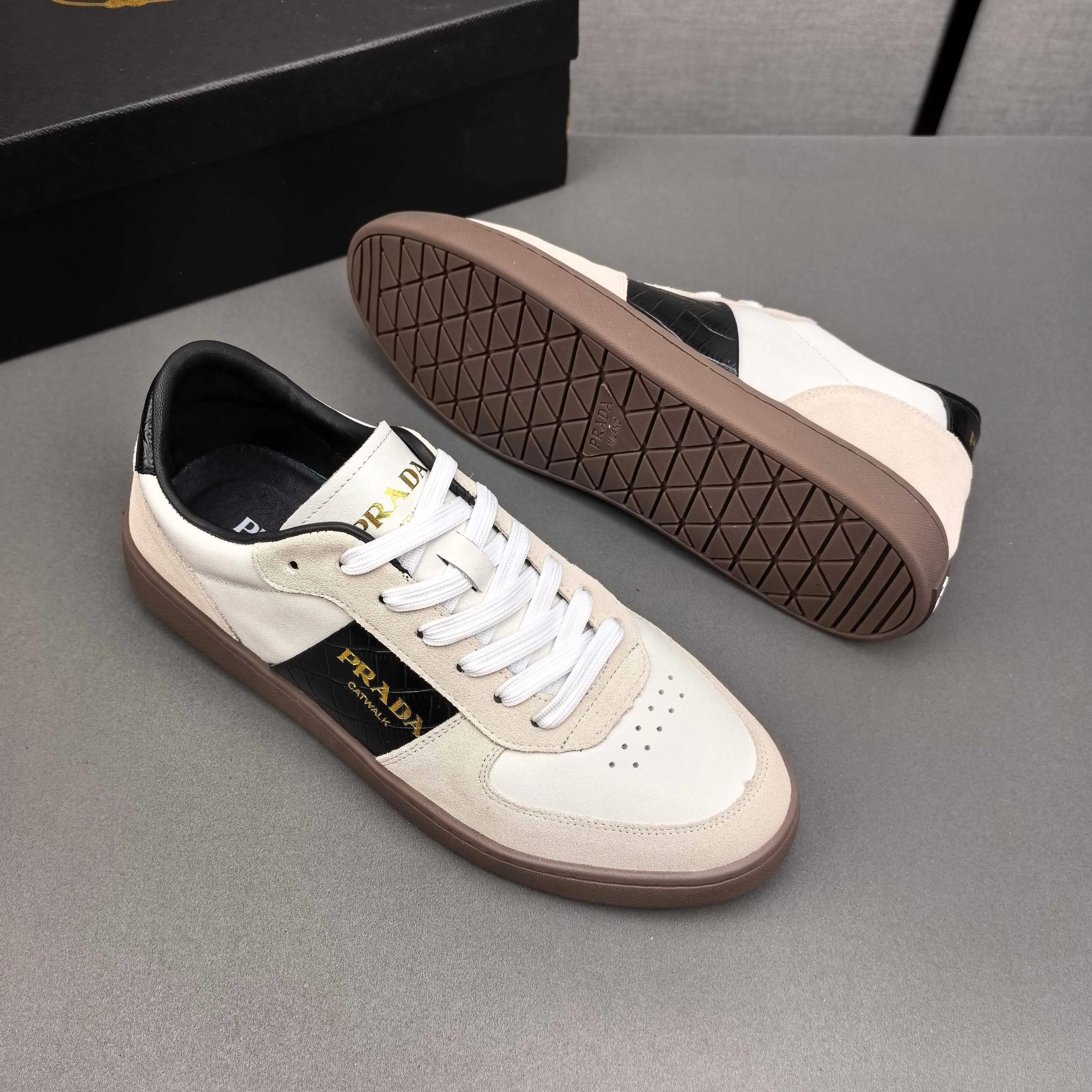 PP400👟👟👟Prada set off the audience! Prada, an international brand that is constantly innovating, this men's casual shoe, the original version, made of cowhide leather at a ratio of one to one at the store, with leather feet and rubber non-slip outsole, breathable and comfortable, quality speaks for itself👄38-44